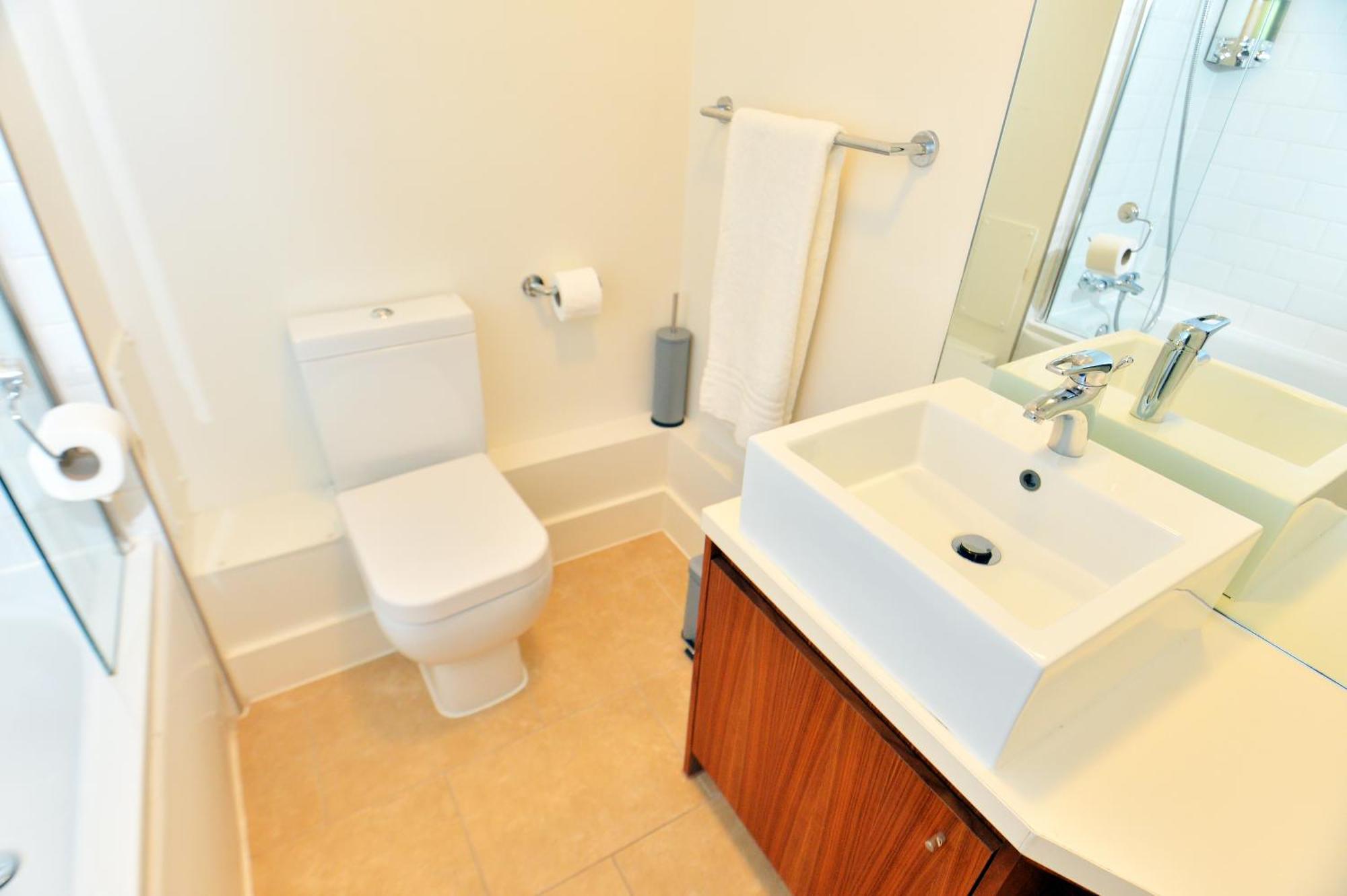 Stylish 2Br Flat - 2 Free Parking Spaces - Near Lgw Airport Crawley  Extérieur photo